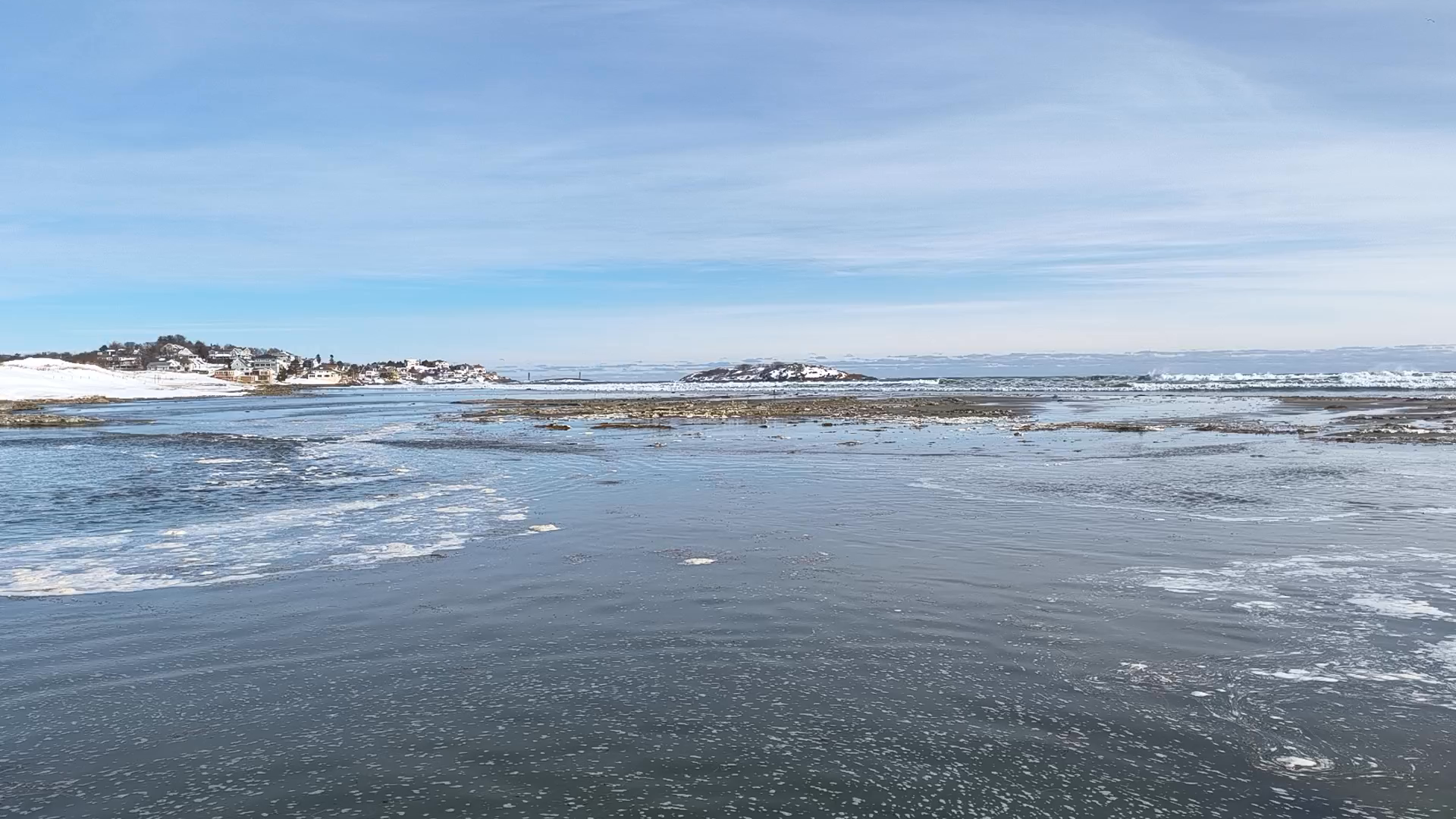 Ocean. Winter flow.