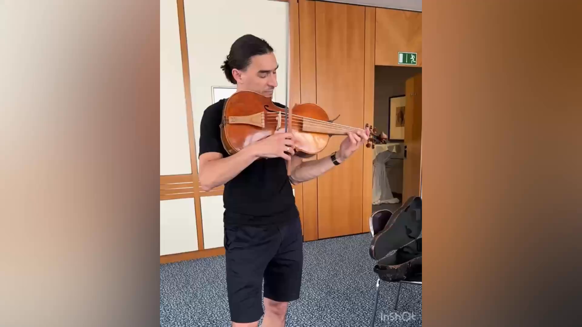 This beautiful Violoncello da Spalla is flying to his new home, in