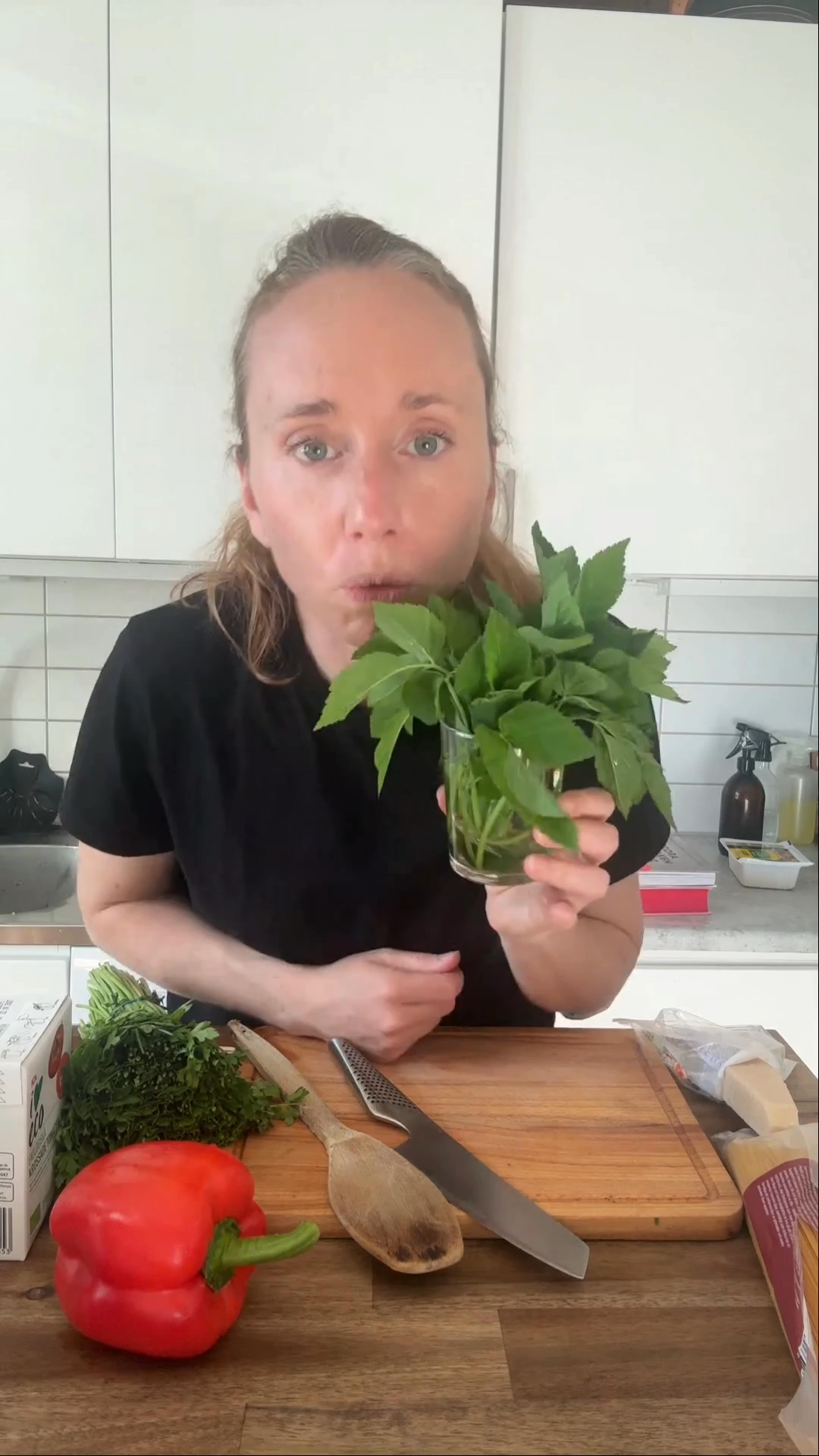 Cook along: Lär dig laga en god pasta med smulad tofu och kirskål!